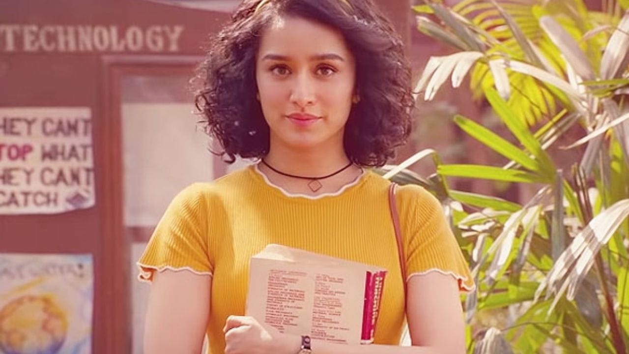 8. Chhichhore (2019) - हा चित्रपट कॉमेडी ड्रामा होता. माया नावाचे कॅरेक्टर यात श्रद्धाने साकारले होते. चित्रपट समीक्षकांनी आणि व्यावसायिक दोन्ही आघाडीवर हा चित्रपट यशस्वी म्हटला जातो. 