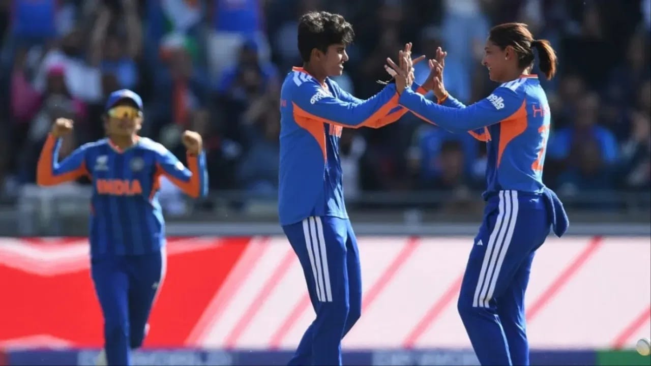 आयसीसीने वुमन्स टी 20i वर्ल्ड कप 2026 स्पर्धेदरम्यान टी 20i क्रमवारी जाहीर केली आहे. भारतीय गोलंदाज श्री चरणी हीने या रँकिगमध्ये कारकीर्दीतील सर्वोत्तम कामगिरी केलीय. श्री चरणी हीने थेट दुसऱ्या स्थानी झेप घेतली आहे. (Photo Credit: Getty/PTI)