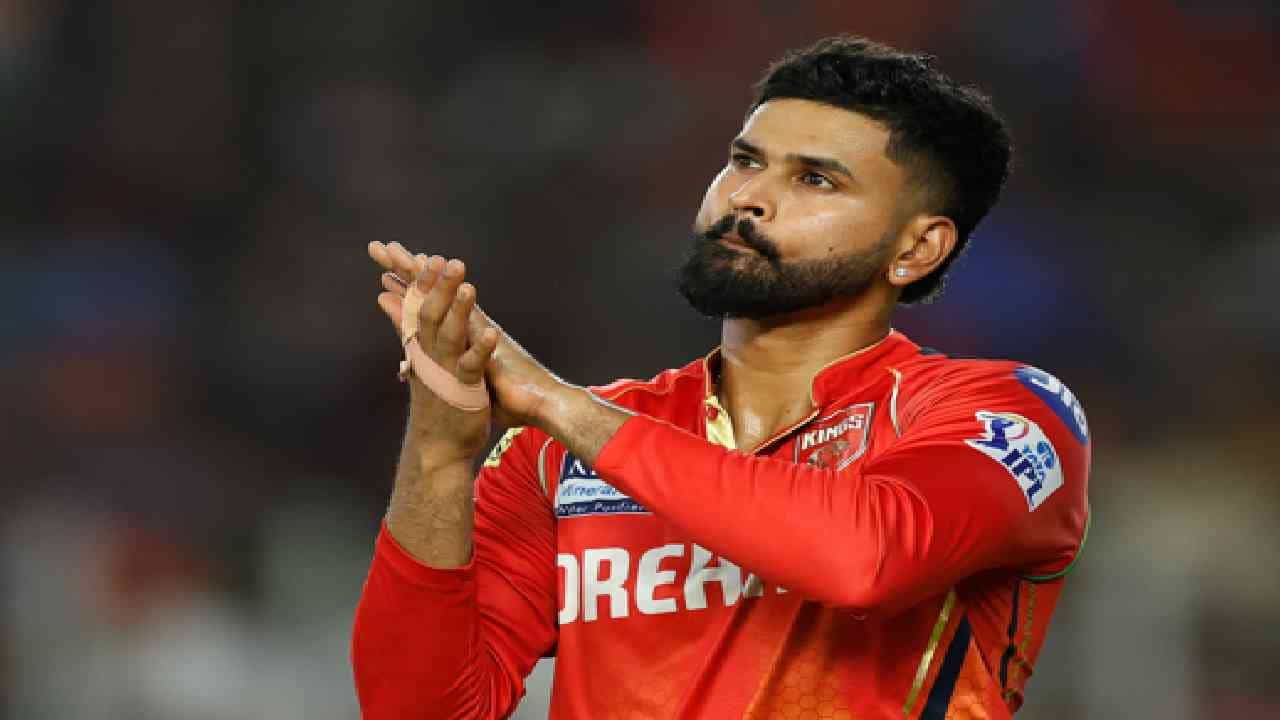 आयर्लंड आणि इंग्लंड विरूद्धच्या टी 20i मालिकेसाठी 16 सदस्यीय संघ जाहीर झाला आहे. दोन्ही संघांविरुद्ध टीम इंडियाच्या त्याच 16 खेळाडूंना संधी देण्यात आली आहे. श्रेयस अय्यर आणि सूर्यकुमार यादव दोघेही मुंबईचे खेळाडू आहेत. एका मुंबईकराला हटवून दुसऱ्या मुंबईकराला संधी मिळाली आहे. (Getty Images)