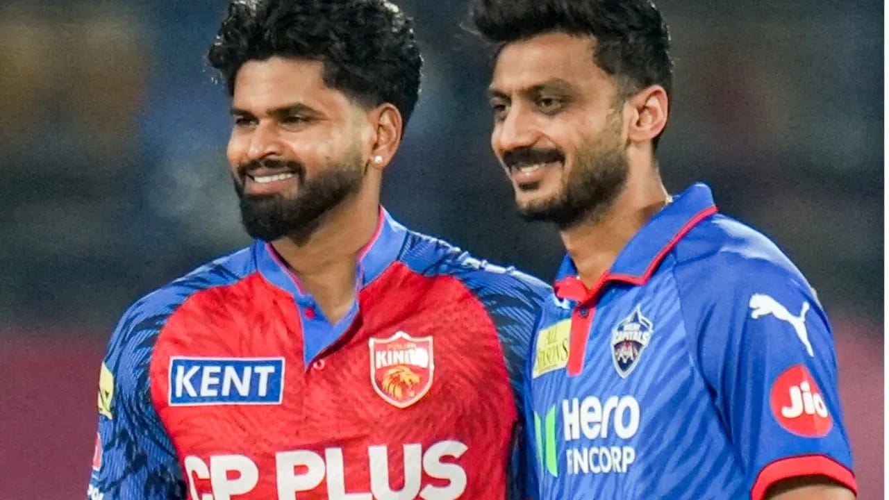 पंजाब किंग्सला टीमला फेअर प्ले ट्रॉफी आणि 10 लाख रुपयांचा धनादेश देण्यात आला. टीम आणि खेळाडू मैदानात प्रतिस्पर्धी संघाविरुद्ध कसे वागतात? पंचांसह त्यांची वागणूक कशी असते? खेळाडू नियमांची अंमलबजावणी करतात की नाही? याआधारे गुण दिले जातात. तसेच अंतिम सामन्यानंतर सर्वोत्तम ठरलेल्या संघाला फेअर प्ले अवॉर्डने गौरवण्यात येतं. (Photo Credit : PTI) 