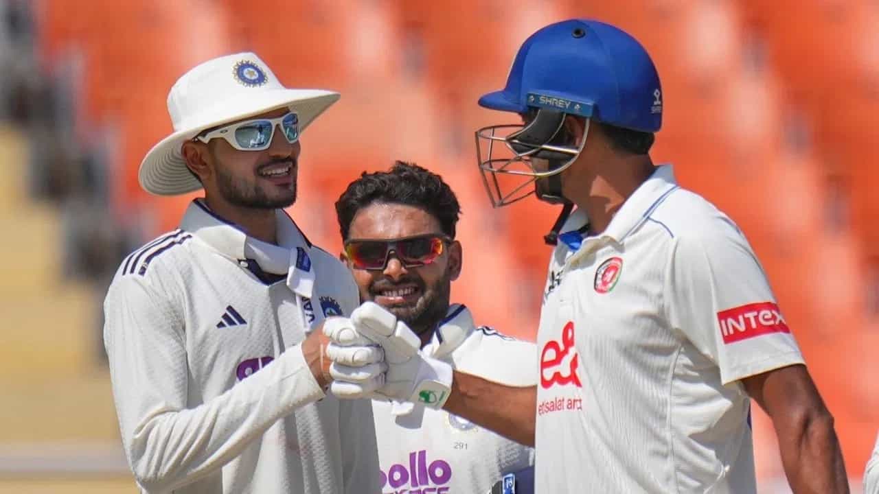 भारतीय क्रिकेट संघाने सोमवारी 8 जून रोजी अफगाणिस्तानवर एकमेव कसोटी सामन्यातील तिसऱ्या दिवशी डाव आणि 300 धावांनी विजय मिळवला. टीम इंडियाचा हा कसोटी क्रिकेटमधील सर्वात मोठा विजय ठरला. (Photo Credit: PTI)