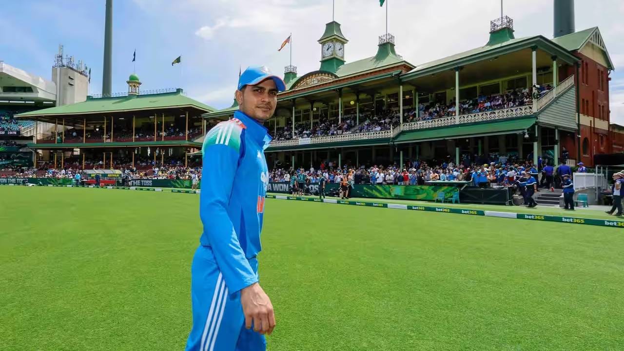 शिखर धवनने वनडे क्रिकेटमध्ये 72 डावात 3000 धावा पूर्ण केल्या आहेत. आता गिलकडे हा विक्रम मोडण्याची संधी आहे. गिलने 47 धावा करताच शिखर धवनला मागे टाकेल. वनडे क्रिकेटमध्ये वेगाने 3000 धावा करणारा भारतीय फलंदाज ठरेल. (Photo: BCCI)