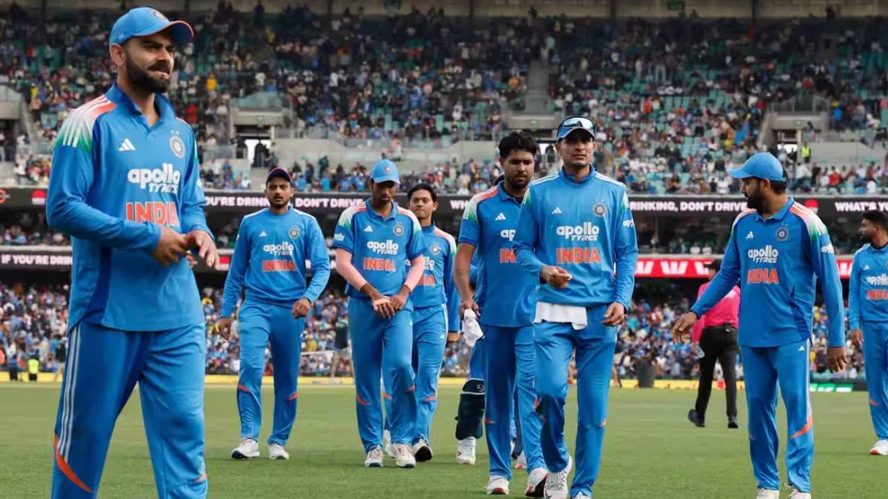 भारतीय कर्णधार शुभमन गिलने 61 एकदिवसीय सामन्यांच्या 61 डावांमध्ये 8 शतके आणि 17 अर्धशतकांसह 2953 धावा केल्या आहेत. 3000 धावा पूर्ण करण्यासाठी त्याला अजून 47 धावांची गरज आहे. पहिल्या वनडे सामन्यात हा विक्रम रचण्याची शक्यता आहे. (Photo: BCCI)
