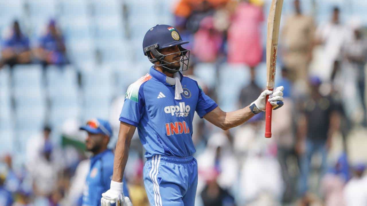 India vs Afghanistan, 2nd ODI: अफगाणिस्तानविरुद्धच्या दुसऱ्या वनडे सामन्यात शुबमन गिलने शतक ठोकलं. पहिल्या वनडे सामन्यात त्याचं शतक काही धावांसाठी राहिलं होतं. त्याने 66 चेंडूत नाबाद 84 धावा केल्या होत्या. मात्र दुसऱ्या वनडे सामन्यात त्याने पुरेपूर संधीचा लाभ उचलला आणि शतक ठोकलं. (Photo: BCCI Twitter)