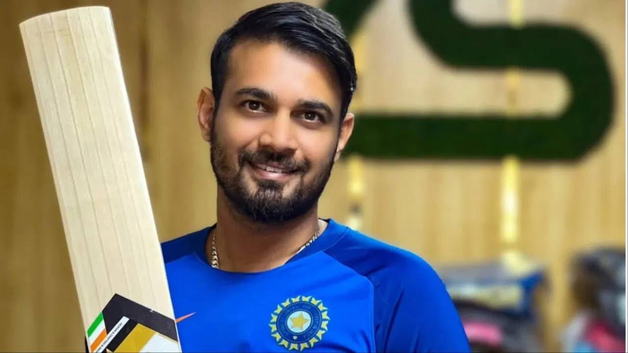 आयर्लंडमध्ये टी20 आंतरराष्ट्रीय क्रिकेटमध्ये डेब्यू करणारा सिद्धार्थ कौल हा पहिला खेळाडू होता. वेगवान गोलंदाज सिद्धार्थ कौलने 2018 मध्ये आयर्लंडविरुद्ध डबलिनमध्ये टी20 आंतरराष्ट्रीय सामना खेळला होता. तसेच टीम इंडियात डेब्यू करणारा 75 वा खेळाडू होता. (Photo: PTI)
