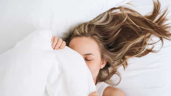 6 तासांपेक्षा कमी झोप घेताय? या लक्षणांकडे करु नका दुर्लक्ष, शरीरावर होतील परिणाम
