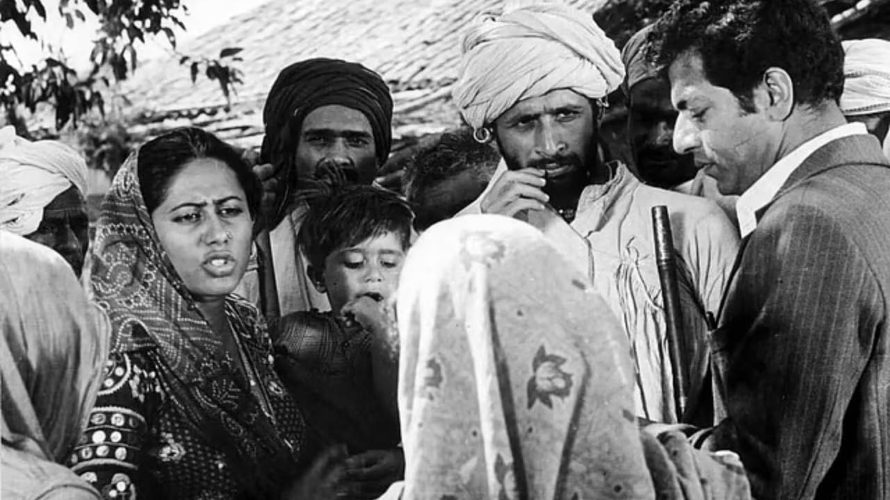चित्रपट अधिक वास्तववादी वाटावा यासाठी श्याम बेनेगल यांनी चित्रीकरणादरम्यान अनेक प्रयोग केले. उपलब्ध माहितीनुसार, गावातील वातावरण आणि पात्रांचा नैसर्गिकपणा टिकून राहावा म्हणून कलाकारांनी जवळपास 45 दिवस एकाच प्रकारचे कपडे परिधान केले होते. प्रदर्शनानंतर 'मंथन'ला प्रेक्षकांसह समीक्षकांकडूनही मोठी दाद मिळाली. या चित्रपटाला सर्वोत्कृष्ट हिंदी फीचर फिल्मचा राष्ट्रीय पुरस्कार मिळाला. विशेषतः स्मिता पाटील यांच्या दमदार अभिनयाचे सर्वत्र कौतुक झाले. त्यांच्या अभिनयाने प्रेक्षकांच्या मनावर कायमस्वरूपी छाप सोडली.