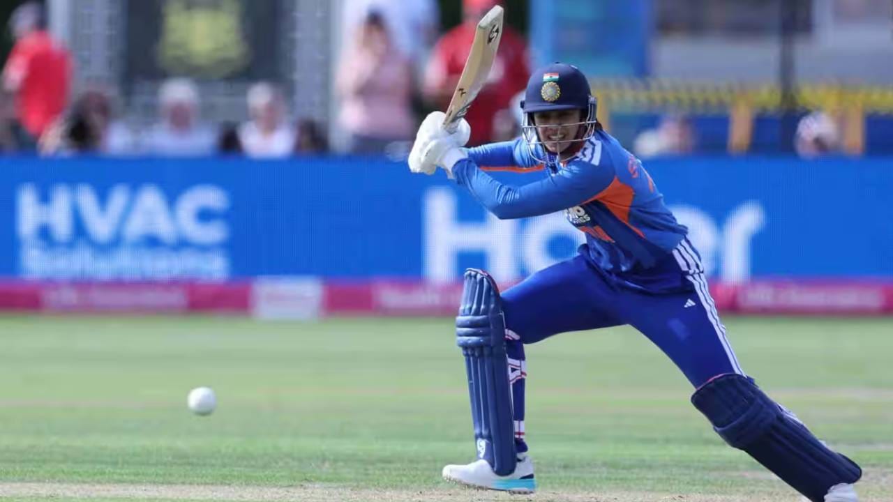 भारत आणि पाकिस्तान यांच्यातील टी20 आंतरराष्ट्रीय सामन्यांमध्ये सर्वाधिक धावा करणाऱ्या खेळाडूंमध्ये स्मृती मंधाना सध्या तिसऱ्या स्थानावर आहे. दुसरे स्थान पाकिस्तानची माजी कर्णधार बिस्माह मारूफ आणि पहिल्या स्थानावर मिताली राज आहे. (Photo: BCCI)