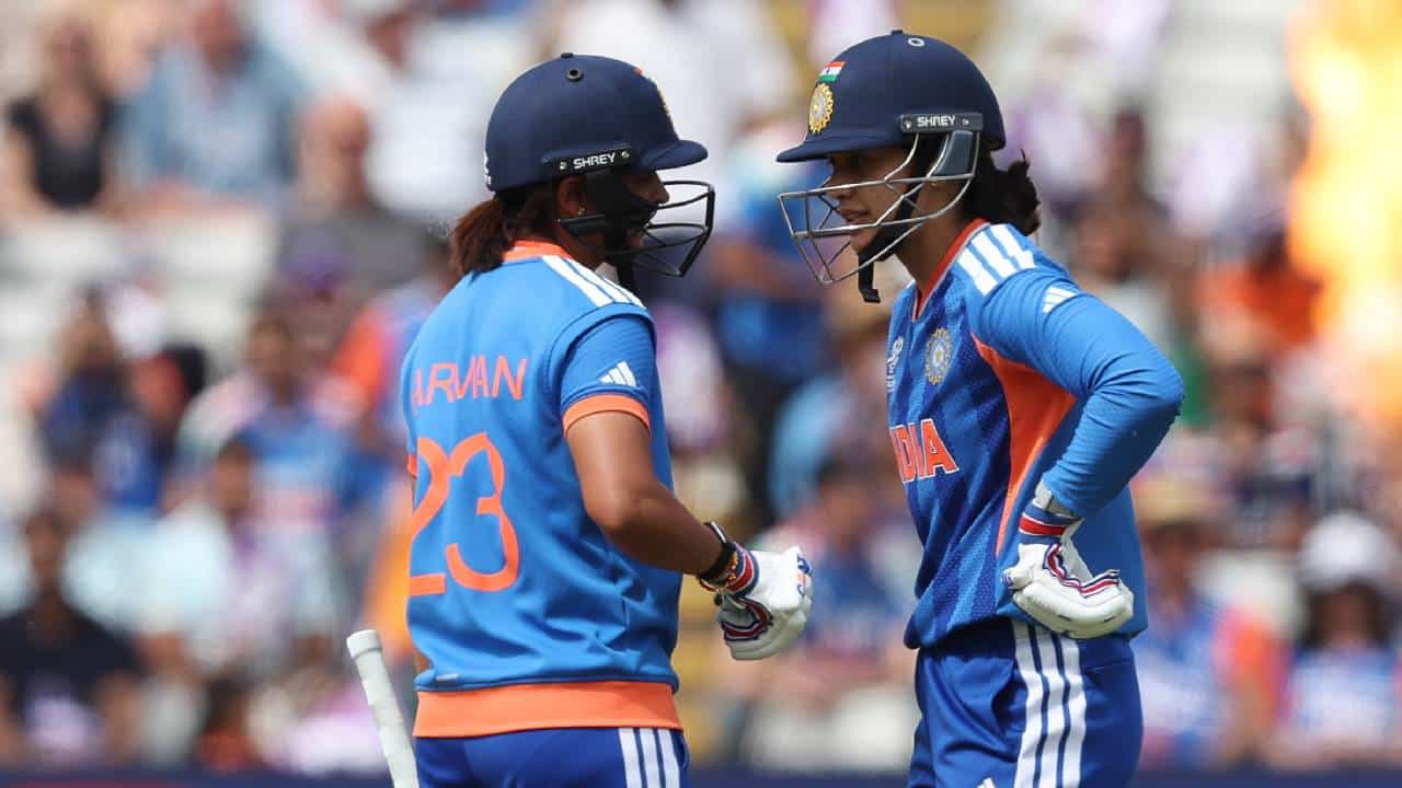 भारत आणि पाकिस्तान यांच्यात वुमन्स टी20 वर्ल्डकप 2026 स्पर्धेत लढत होत आहे. भारताने प्रथम फलंदाजी करून 20 षटकात 170 धावा केल्या. तसेच विजयासाठी 171 धावांचं आव्हान दिलं. या सामन्यात स्मृती मंधानाने झंझावाती अर्धशतक ठोकलं. (Photo: BCCI Women Twitter)