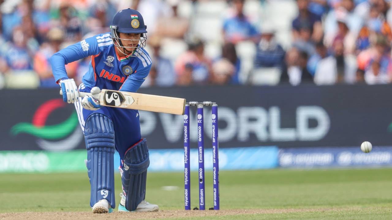 स्मृती मंधानाने या खेळीसह टी20 वर्ल्डकप स्पर्धेत भारताकडून सर्वाधिक धावा करणाऱ्या खेळाडूंच्या यादीत तिसरं स्थान पटकावलं आहे. हरमनप्रीत कौर 762 धावांसह पहिल्या, मिताली राज 726 धावांसह दुसऱ्या, तर स्मृती मंधाना 592 धावांसह तिसऱ्या स्थानावर आहे. (Photo: BCCI Women Twitter)