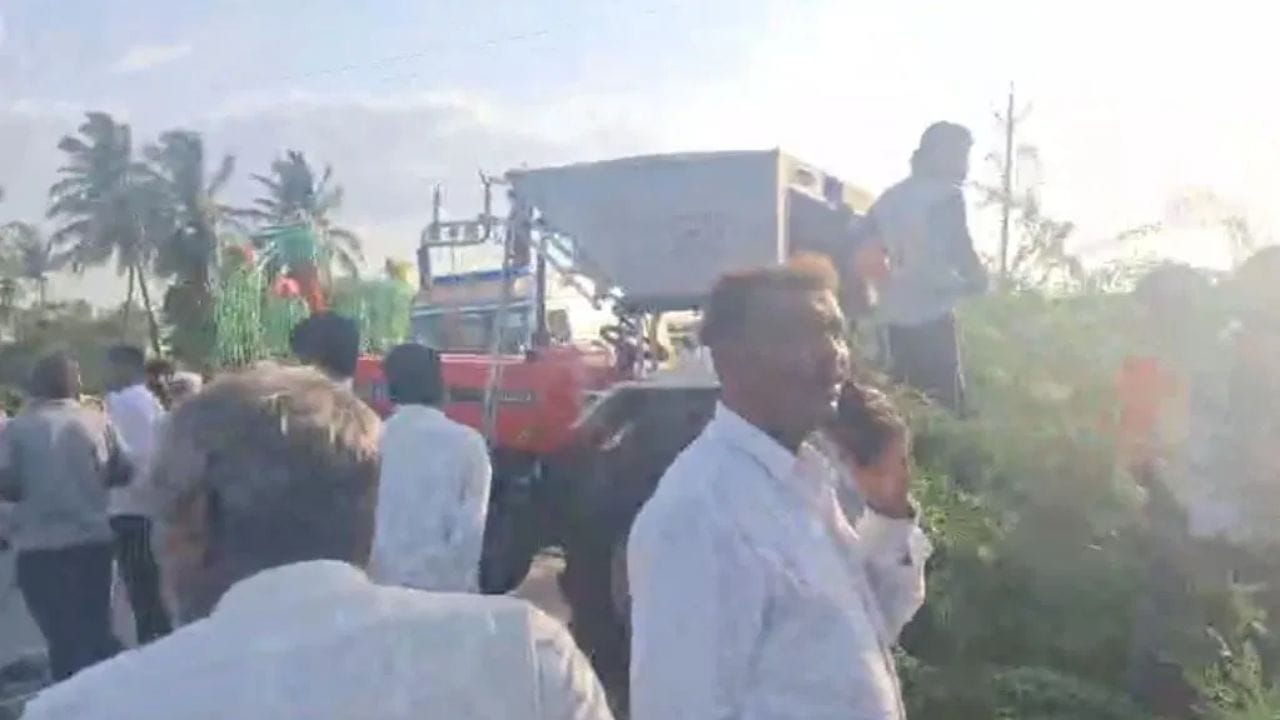 सोलापूरमध्ये भीषण अपघात, 8 जणांचा मृत्यू, मृतांच्या कुटुंबीयांना मदतीची घोषणा सोलापूरमध्ये भीषण अपघात, 8 जणांचा मृत्यू, मृतांच्या कुटुंबीयांना मदतीची घोषणा