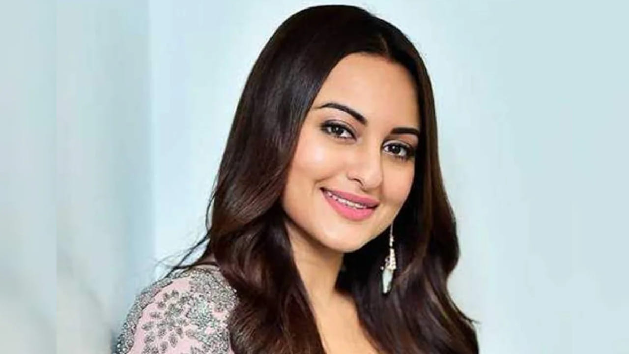 पदार्पणानंतर तिने अक्षय कुमारसोबत 'राउडी राठोड' आणि अजय देवगनसोबत 'सन ऑफ सरदार' या यशस्वी चित्रपटांमध्ये काम केले. सलग तीन मोठ्या सुपरस्टार्ससोबत हिट चित्रपट दिल्यामुळे ती बॉलिवूडमधील आघाडीची अभिनेत्री बनेल अशी अपेक्षा व्यक्त केली जात होती.