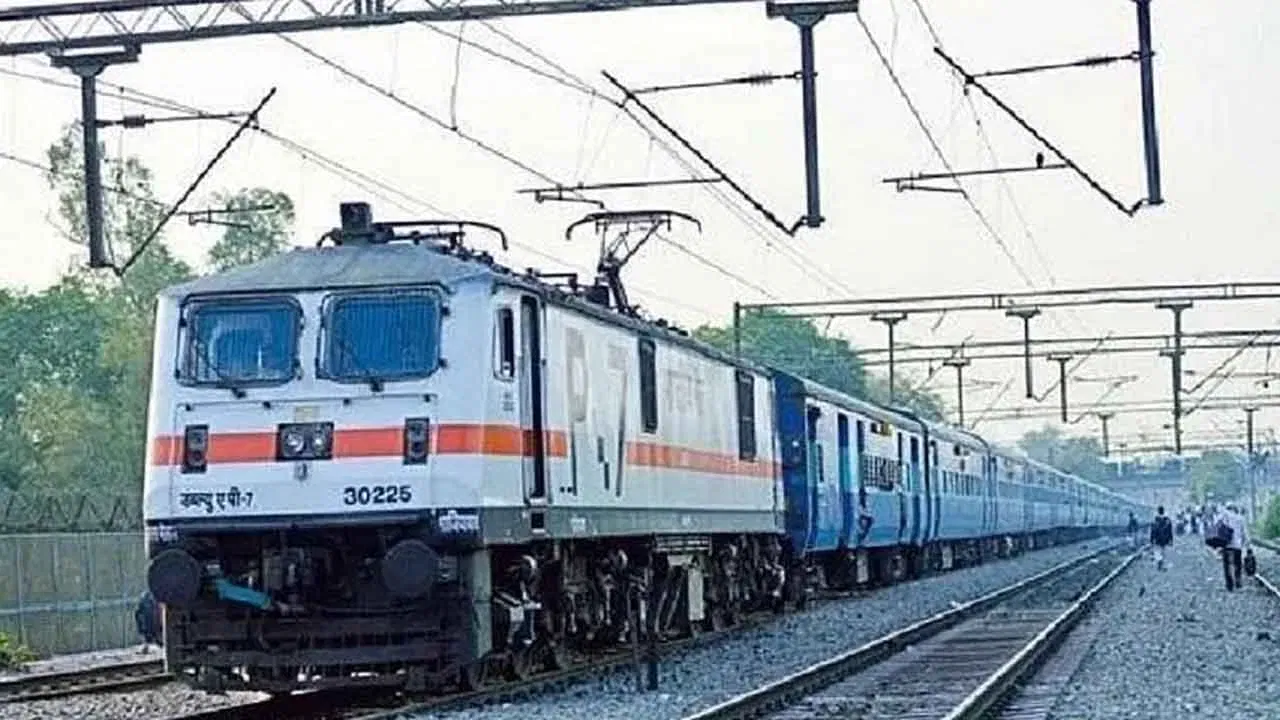 74 तास सलग धावणारी भारतातील अनोखी ट्रेन, देशाच्या या दोन टोक