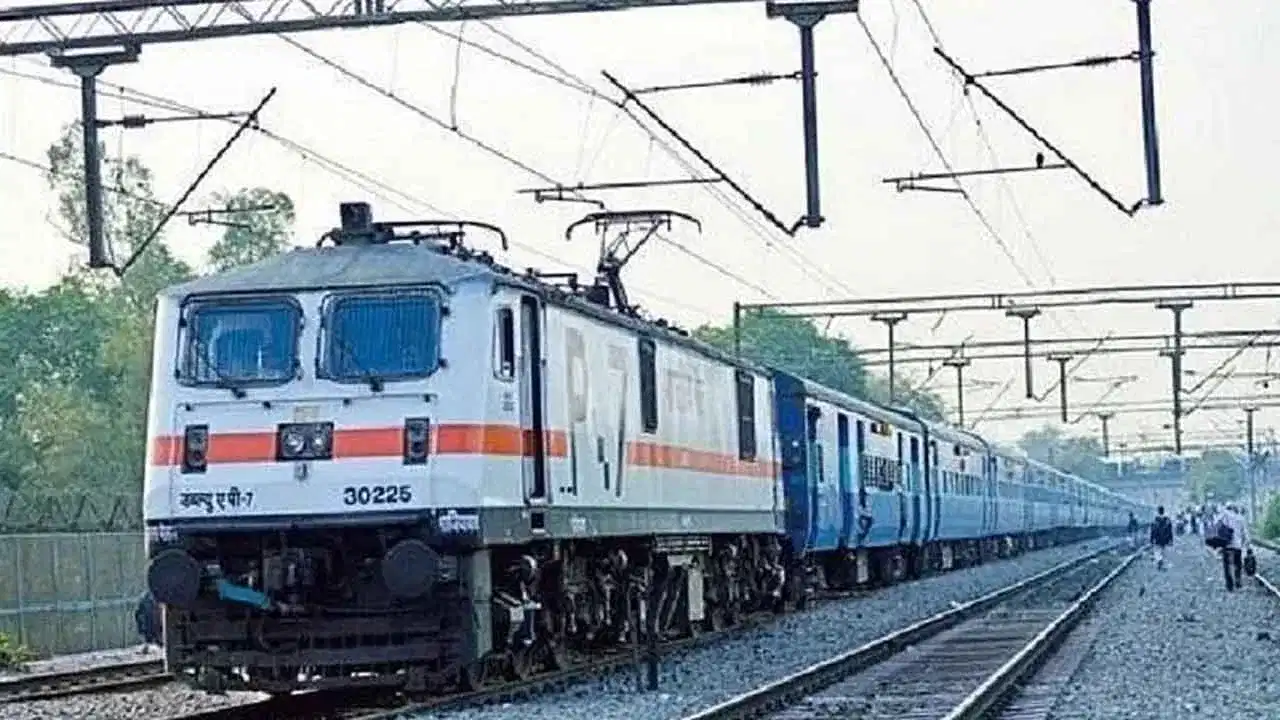 ट्रेनचा प्रवास : आजही भारतात सर्वाधिक लोक ट्रेनने प्रवास करणे पसंत करतात. जरी काळ बदलला असला, तरी रेल्वेचे महत्त्व कमी झालेले नाही. वेळ वाचवण्यासाठी अनेकजण विमानप्रवास करतात, तर काहीजण बस, कॅब, टॅक्सी किंवा स्वतःच्या वाहनांचा वापर करतात.