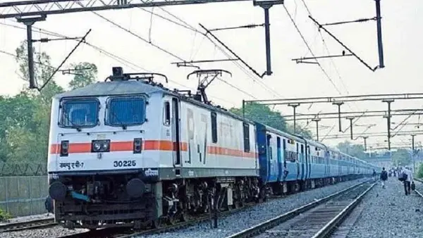 ट्रेनचा प्रवास : आजही भारतात सर्वाधिक लोक ट्रेनने प्रवास करणे पसंत करतात. जरी काळ बदलला असला, तरी रेल्वेचे महत्त्व कमी झालेले नाही. वेळ वाचवण्यासाठी अनेकजण विमानप्रवास करतात, तर काहीजण बस, कॅब, टॅक्सी किंवा स्वतःच्या वाहनांचा वापर करतात.