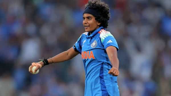 टीम इंडियाची डावखुरी फिरकी गोलंदाजी श्री चरणीने टी20 क्रिकेटमध्ये आपल्या गोलंदाजीची जादू दाखवली आहे. तिने आयसीसी टी20 क्रमवारीत पहिलं स्थान पटकावलं आहे. वयाच्या 21 व्या वर्षी श्री चरणीने हा मान मिळवला आहे. (फोटो-GETTY IMAGES)