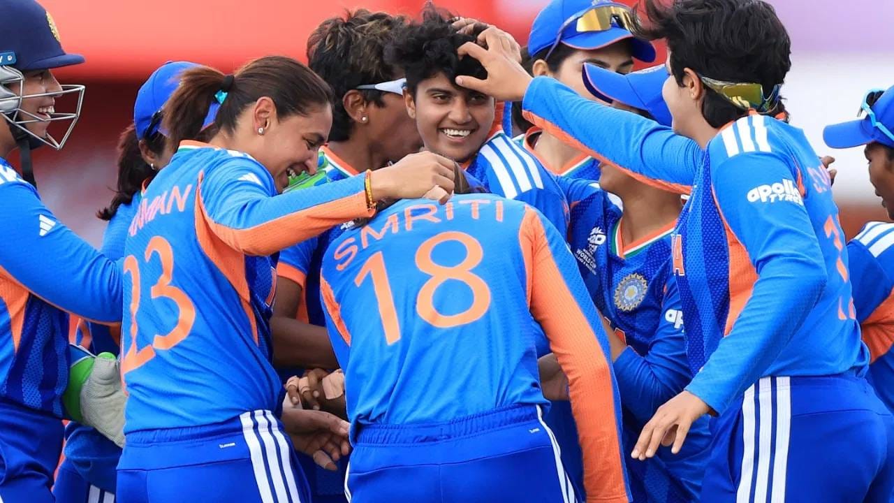 श्री चरणीने लेग स्पिनर पूनम यादवचा विक्रम मोडीत काढला आहे. तिने 2020 मध्ये टी20 वर्ल्डकप स्पर्धेत 10 विकेट घेतल्या होत्या. या स्पर्धेत श्री चरणीच्या गोलंदाजीवर 4 झेलही सुटले. नाही तर हा आकडा आणखी वेगळा असता. तसेच विश्वविक्रम मोडला असता. (Photos Credit: Getty Images)