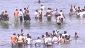 शेतकर्‍यांच्या थेट तलावात उड्या... जलसमाधी आंदोलनाने प्रशासनाचा थरकाप.