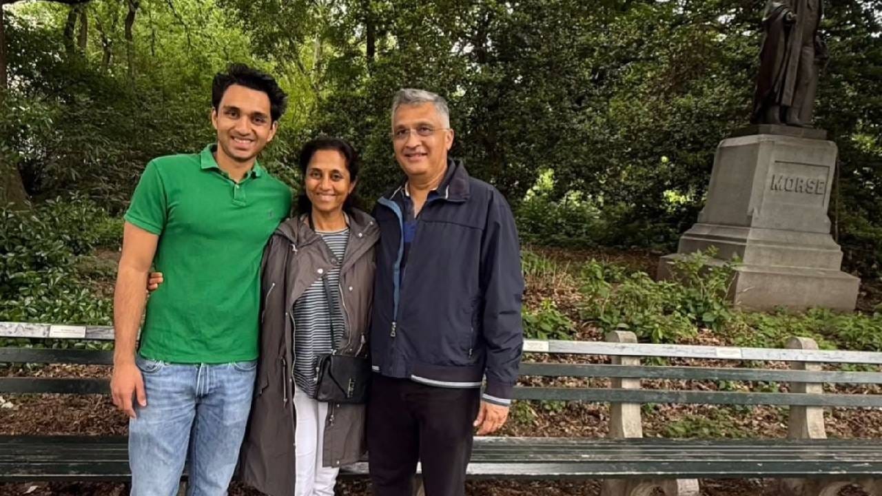 विजयने ‘स्पोर्टस मॅनेजमेंट’ या विषयात एमबीए (MBA) पदवी घेतली आहे. मुलाच्या पदवीदान समारंभाचे औचित्य साधून सुळे कुटुंबीयांसोबत न्यूयॉर्कला गेल्या होत्या. त्यांनी आनंद साजरा केला होता.