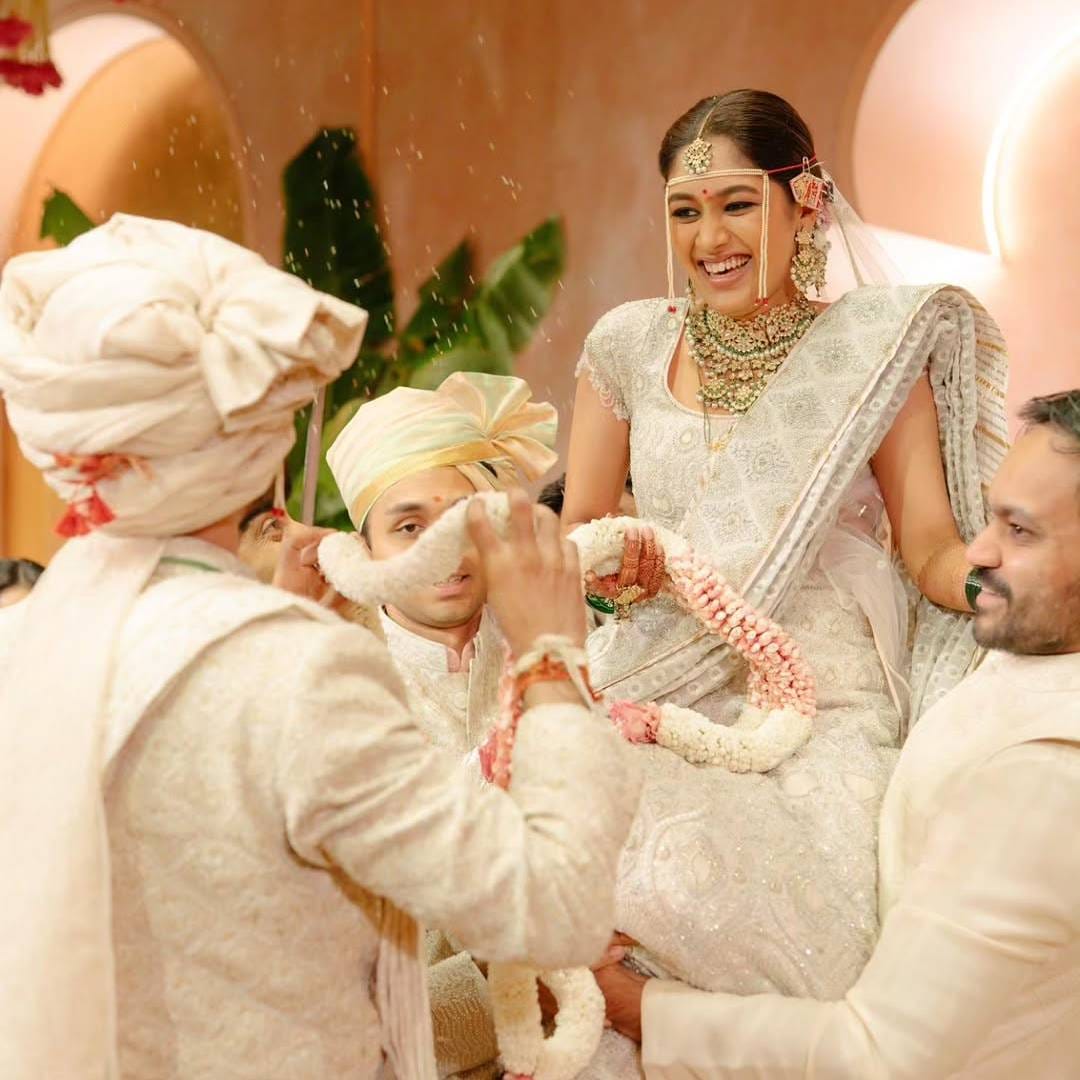 मुंबईतील जियो वर्ल्ड कन्वेन्शन सेंटर याठिकाणी रेवती आणि सारंग यांचं लग्न पार पडलं. या लग्नसोहळ्याला राजकीय, सामाजिक आणि कला क्षेत्रातील दिग्गजांची उपस्थिती पहायला मिळाली.