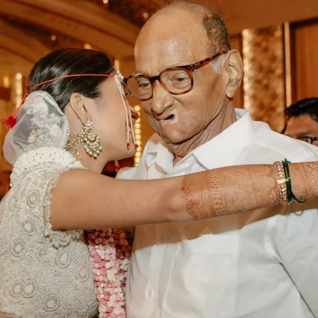 आजोबा शरद पवार यांना रेवती प्रेमाने मिठी मारतानाचा हा खास क्षण.. नात रेवतीच्या लग्नाला शरद पवार व्हिलचेअरवर पोहोचले होते. रेवती आणि सारंग यांना त्यांनी आशीर्वाद दिला.
