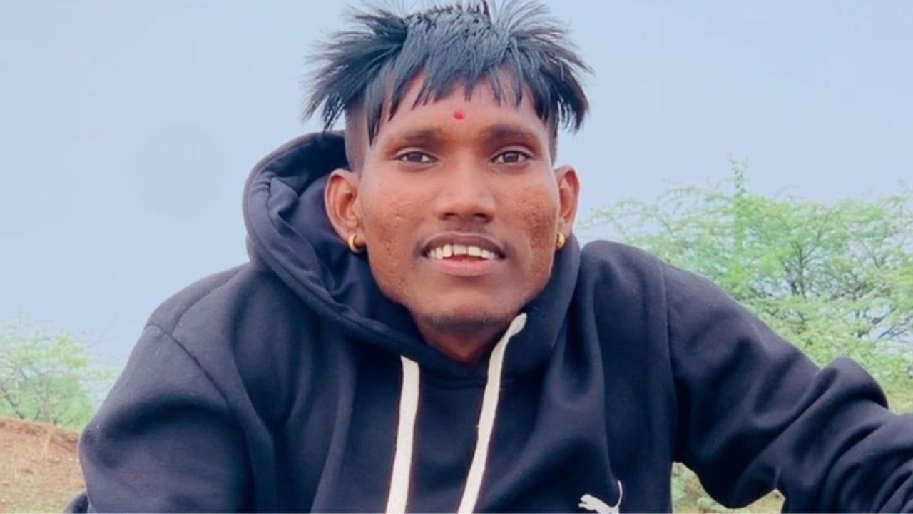 मी माझ्या चाहत्यांना खूप जास्त इज्जत देतो पण ते डोक्यावरच बसतात. त्यांनी डोक्यावर नाही तर हृदयात असायला हवं. सूरज चव्हाण यांनी स्पष्ट केले की, तो आता चाहत्यांना रात्री भेटू शकत नाही.