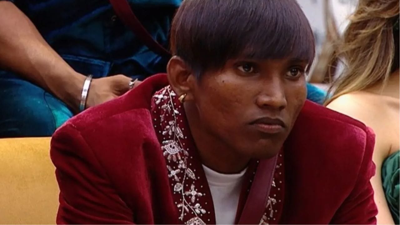 या मुलाखतीमध्ये सूरज चव्हाण याने स्पष्ट म्हटले की, मी चाहत्यांना रात्री भेटणार नाही. पहिले माझे वेगळे होते. आता माझी फॅमिली आहे. मी खूप जास्त साधा आहे. माझ्या चाहत्यांना इज्जत देतो.