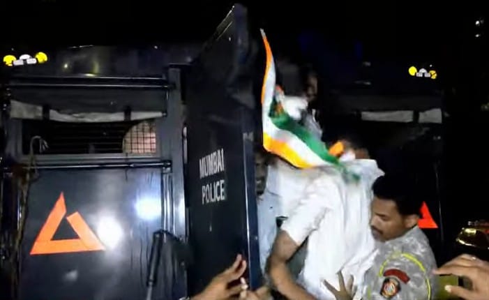  काँग्रेसच्या कार्यकर्त्यांनी दादा भुसे यांच्या राजीनाम्याची मागणी करीत विधानभवन बाहेर घोषणाबाजी केली.यावेळी पोलिसांना तातडीने या कार्यकर्त्यांनी पकडून व्हॅनमध्ये भरले. 