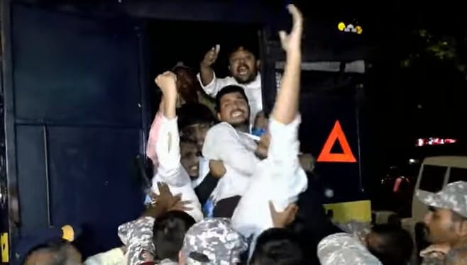  विधीमंडळ अधिवेशात आज शालेय मंत्री दादा भुसे यांनी  TET परीक्षा यापुढे ऑनलाईन घेतली जाईल असे जाहीर केले आहे. कालच मुख्यमंत्री देवेंद्र फडणवीस यांनी या प्रकरणाचा तपास करण्यासाठी एसआयटीची स्थापना करण्याची घोषणा केली आहे.