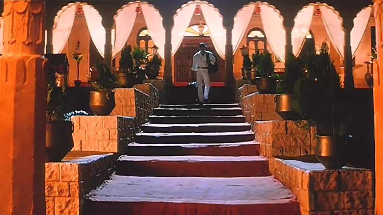 सध्या सर्वत्र बॉलिवूड गाण्यांची क्रेझ पाहायला मिळते. कधी प्रवास करताना किंवा एकटं वाटत असेल तर अनेकजण कानात हेडफोन घालून गाणी ऐकतात. पण ही गाणी लिहिण्यामागे, ती कंपोज करण्यामागे एक वेगळीच कथा दडलेली असते. सध्या बॉलिवूडमधील असेच एक गाणे चर्चेत आहे. हे गाणे अनेकजण ब्रेकअप झाल्यानंतर ऐकतात. पण तुम्हाला माहिती आहे का हे गाणे गायकाला पहाटे 4 वाजता सुचलं होतं. जाणून घ्या या गाण्याविषयी...