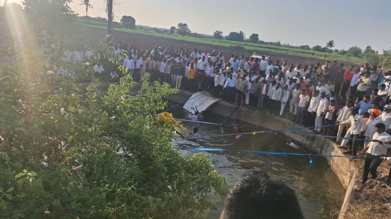 भीषण अपघाताने महाराष्ट्र हादरला, 14 जणांचा जागीच मृत्यू; देवदर्शनावरून परतताना काळाचा घाला भीषण अपघाताने महाराष्ट्र हादरला, 14 जणांचा जागीच मृत्यू; देवदर्शनावरून परतताना काळाचा घाला