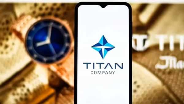 Tata Titan Share : टाटा समुहातील टायटन कंपनीने गेल्या 10 वर्षांत गुंतवणूकदारांना 1007 टक्क्यांचा तुफानी रिटर्न दिला आहे. राकेश झुनझुनवाला यांचा हा सर्वात फेव्हरेट स्टॉक होता. वडीलांनी त्यांना सुरुवातीला जे पाच हजार रुपये दिले होते. त्यातील मोठी रक्कम त्यांनी या शेअरमध्ये गुंतवले होते.