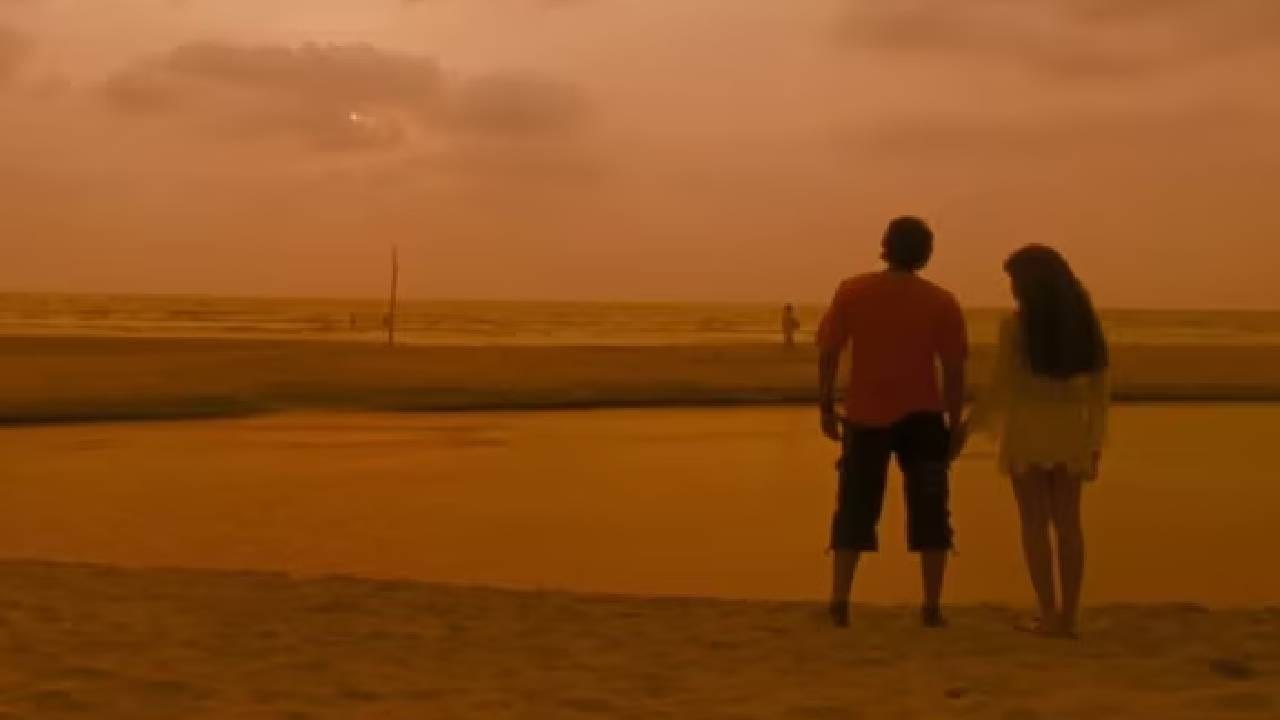 बॉलिवूडमधील रोमँटिक गाण्यांची जादू वर्षानूवर्षे पाहायला मिळाते. सातासमुद्रापार या गाण्यांची क्रेझ पाहायला मिळते. या गाण्यांची लोकप्रियता आजही कायम असल्याचे पाहायला मिळते. ही गाणी ऐकल्यानंतर प्रेमाची नशी चढते असे देखील अनेकजण म्हणतात. आज आम्ही तुम्हाला अशाच एका गाण्याविषयी सांगणार आहोत जे प्रदर्शित होऊन 15 वर्षे उलटली आहेत. तरीही गाण्याची क्रेझ कमी झालेली नाही.