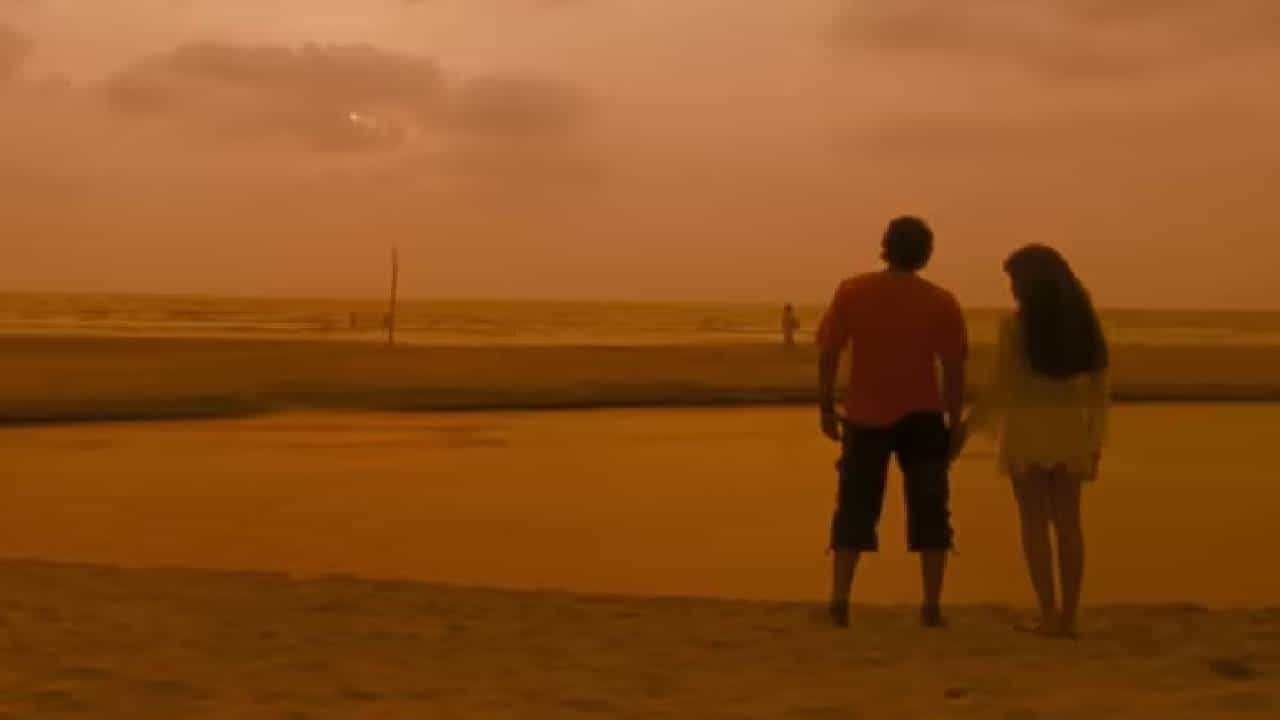 बॉलिवूडमधील रोमँटिक गाण्यांची जादू वर्षानूवर्षे पाहायला मिळाते. सातासमुद्रापार या गाण्यांची क्रेझ पाहायला मिळते. या गाण्यांची लोकप्रियता आजही कायम असल्याचे पाहायला मिळते. ही गाणी ऐकल्यानंतर प्रेमाची नशी चढते असे देखील अनेकजण म्हणतात. आज आम्ही तुम्हाला अशाच एका गाण्याविषयी सांगणार आहोत जे प्रदर्शित होऊन 15 वर्षे उलटली आहेत. तरीही गाण्याची क्रेझ कमी झालेली नाही.