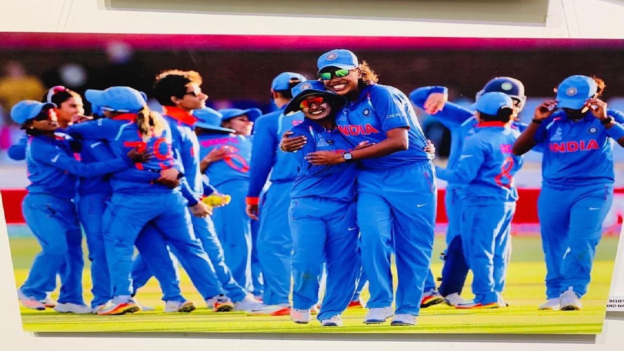 झुलनने आंतरराष्ट्रीय क्रिकेटमधील 284 सामन्यांत 355 विकेट्स मिळवल्या आहेत. झुलनने कसोटी, एकदिवसीय आणि टी 20i या तिन्ही फॉर्मेटमध्ये अनुक्रमे 44, 255 आणि 56 विकेट्स मिळवल्यात. (Photo Credit : @JhulanG10 X Account)