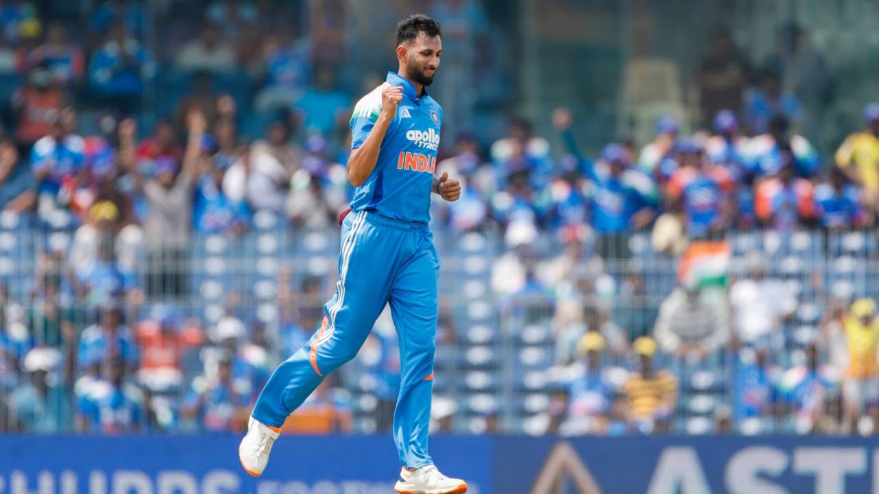 चेन्नईच्या मैदानावर आतापर्यंतच्या सर्वोत्तम गोलंदाजीचा विक्रमही प्रसिद्ध कृष्णाच्या नावावर आहे. त्याने फक्त 23 धावांत पाच बळी घेतले. यापूर्वी वेस्ट इंडिजच्या रवी रामपॉलने 51 धावांत पाच बळी घेतले होते. (Photo: BCCI Twitter)