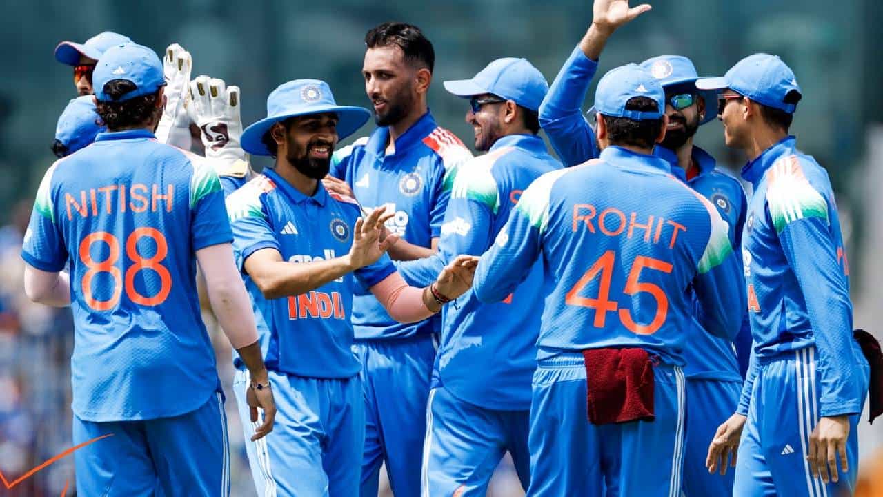भारत आणि अफगाणिस्तान यांच्यातील तिसरा वनडे सामना चेन्नईतील एम चिदंबरम स्टेडियममध्ये पार पडला. हा सामना भारताने 9 गडी राखून पराभूत केला. या सामन्यात वेगवान गोलंदाज प्रसिद्ध कृष्णाने भेदक गोलंदाजीचं दर्शन घडवलं. (Photo: BCCI Twitter)