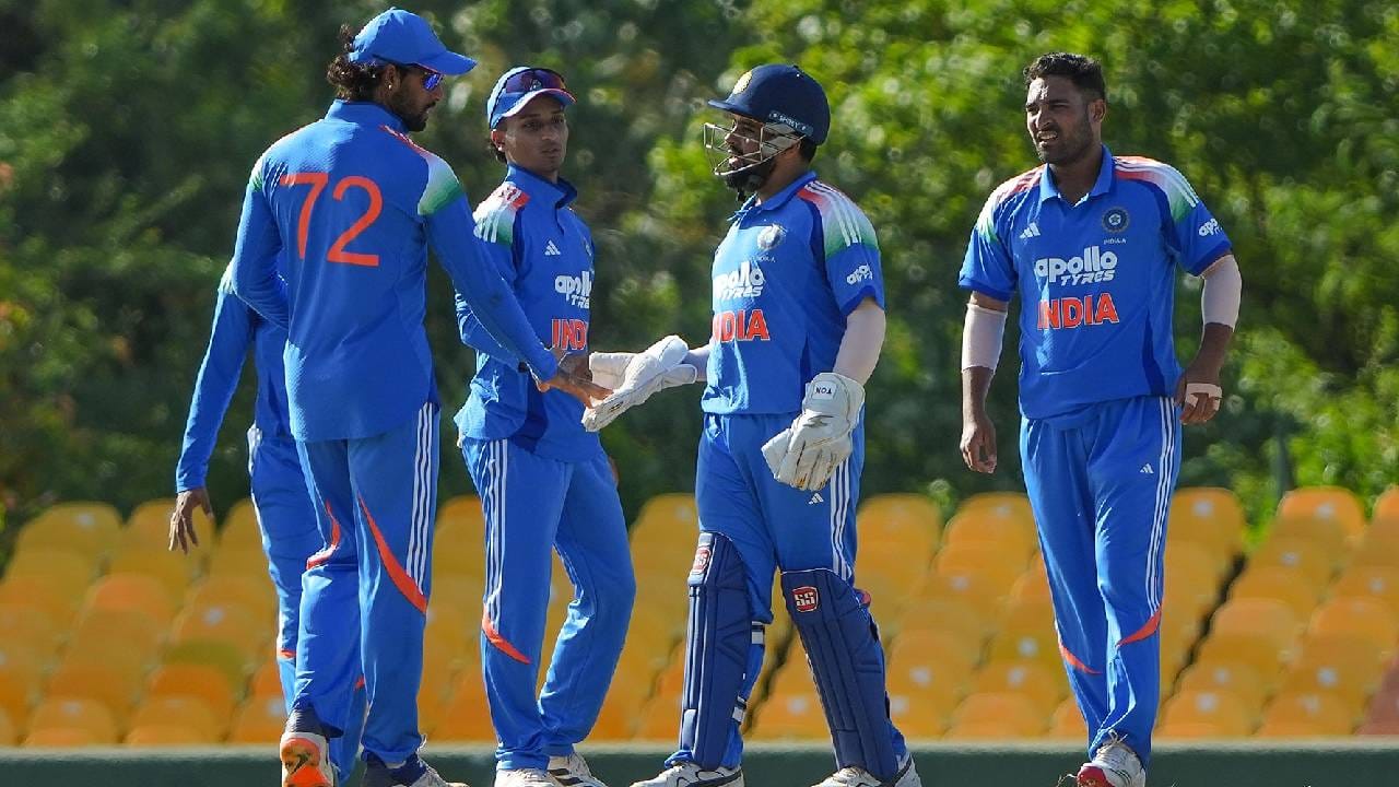 IND A vs SL A : श्रीलंकेच्या हातात असलेला सामना 48 आणि 49 व्या षटकात फिरला, काय झालं ते जाणून घ्या IND A vs SL A : श्रीलंकेच्या हातात असलेला सामना 48 आणि 49 व्या षटकात फिरला, काय झालं ते जाणून घ्या