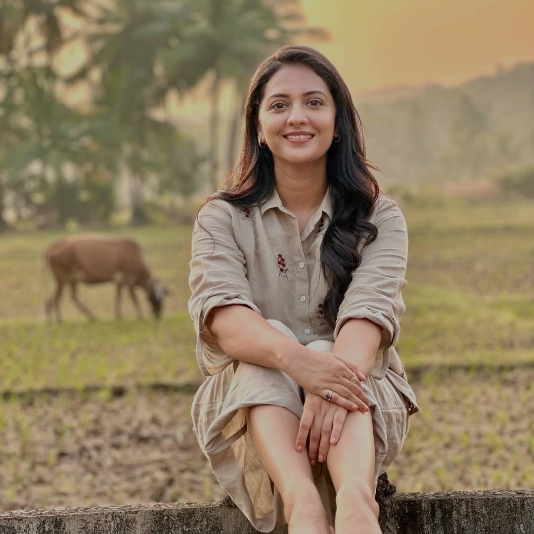 तेजश्रीच्या वाढदिवसानिमित्त अंकुश चौधरीने सोशल मीडियावर खास पोस्ट लिहिली आहे. 'ती सध्या काय करते, हे लोकांना आजही पडलेलं कोडं आहे. पण तिचा अनुराग म्हणून मला माहीत आहे, ती सध्या प्रेक्षकांच्या मनावर राज्य करतेय. तुझी मैत्री आजही तितकीच हक्काची आहे', अशा शब्दांत अंकुश व्यक्त झाला. 
