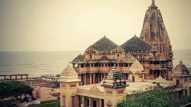 मंदिरात दर्शन घेतल्यानंतर प्रसाद घरी घेऊन जाताय? भारतातील या 5 मंदिरांमध्ये यावर सक्त मनाई