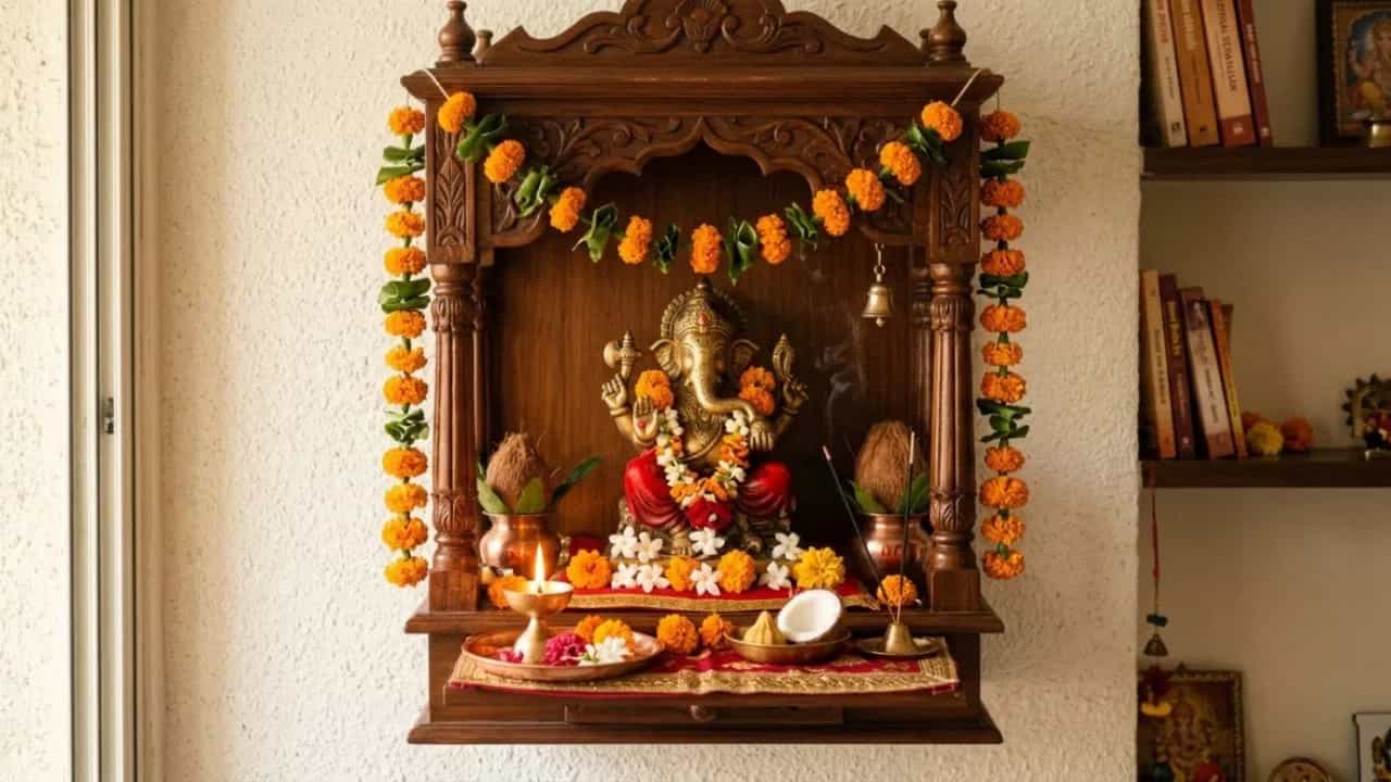 या 4 वस्तू घरातील मंदिरात ठेवा, वाढेल सुख, शांती आणि समृद्धी, काय सांगतं वास्तूशास्त्र?