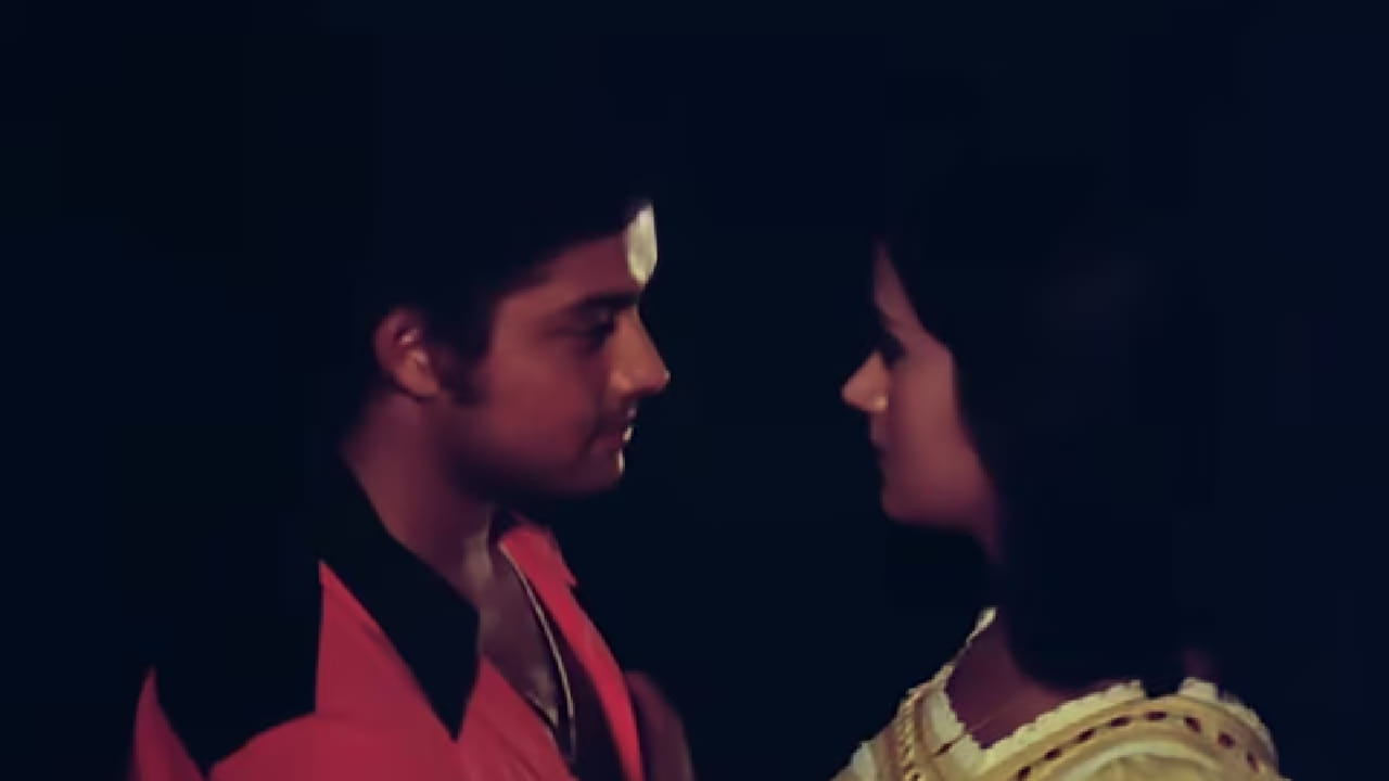 अशाच सदाबहार गाण्यांपैकी एक म्हणजे ‘अंखियों के झरोखों से’. 1978 साली प्रदर्शित झालेल्या या चित्रपटातील हे शीर्षकगीत आजही हिंदी चित्रपटसंगीतातील सर्वोत्कृष्ट रोमँटिक गाण्यांपैकी एक मानले जाते. साधे, सरळ आणि मनाला भिडणारी धून यामुळे या गाण्याने प्रदर्शित होताच प्रेक्षकांची मने जिंकली होती.