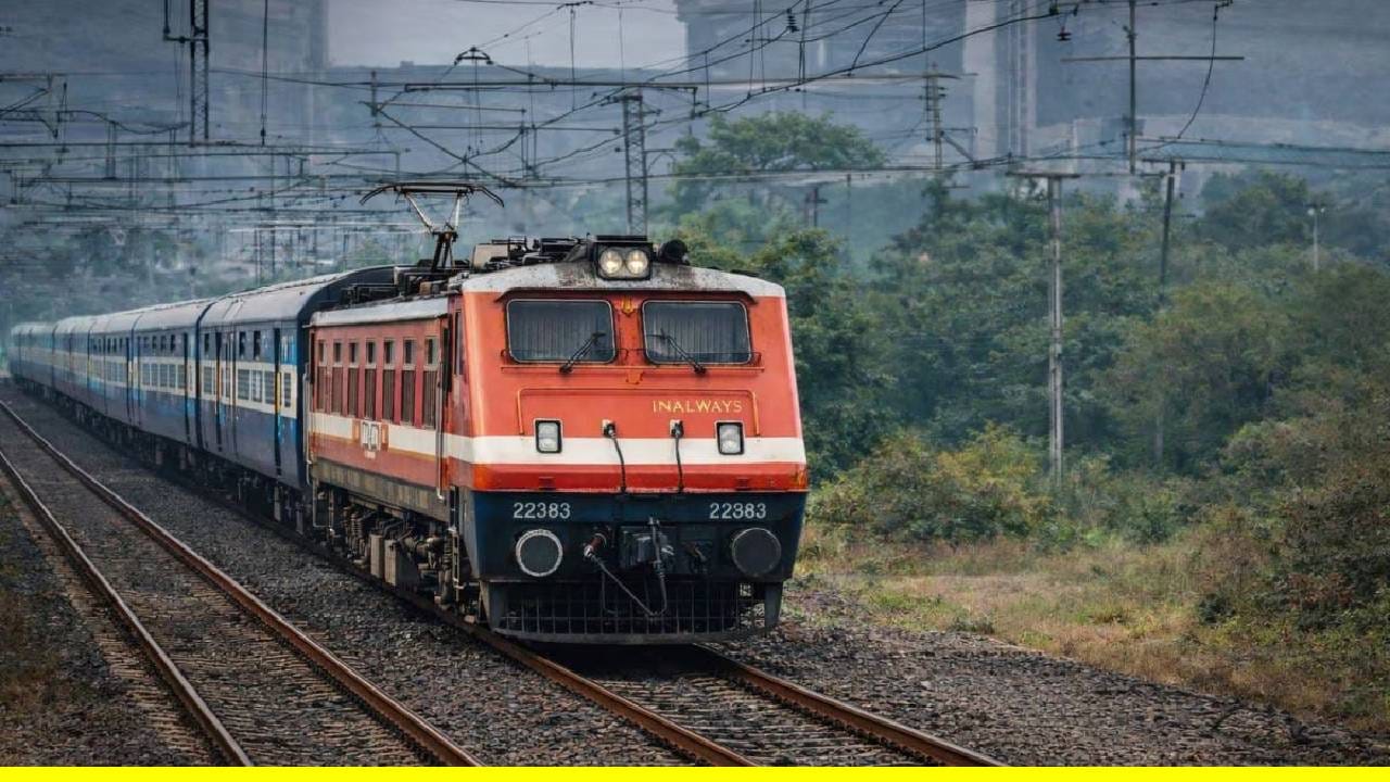 रेल्वेच्या इंजिनाच्या खोबणीत दोना काचा असतात आणि त्यावर लोखंडी जाळी असते. तुम्ही रेल्वेने प्रवास केला असेल तर हे दृश्य तुम्हाला हमखास दिसते. रेल्वे स्टेशनवर येताना हे दृश्य नेहमी दिसते. इंजिनाची पुढची काच ही नेहमी लोखंडी जाळीने झाकलेली असते. 