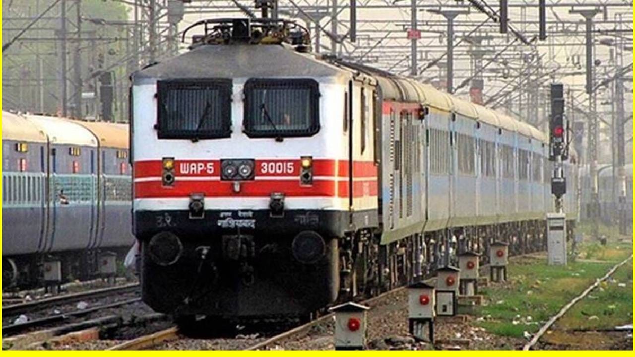 तर काही समाजकंटक हे रेल्वेवर दगडफेक करतात. काचेच्या बाटल्या मारून फेकतात. रुळाच्या दोन्ही बाजूने हा धोका असतो. अशावेळी वेगाने धावणाऱ्या रेल्वेच्या समोरील बाजूच्या काचेचं संरक्षण व्हावे यासाठी लोखंडी जाळीची मदत होते. 