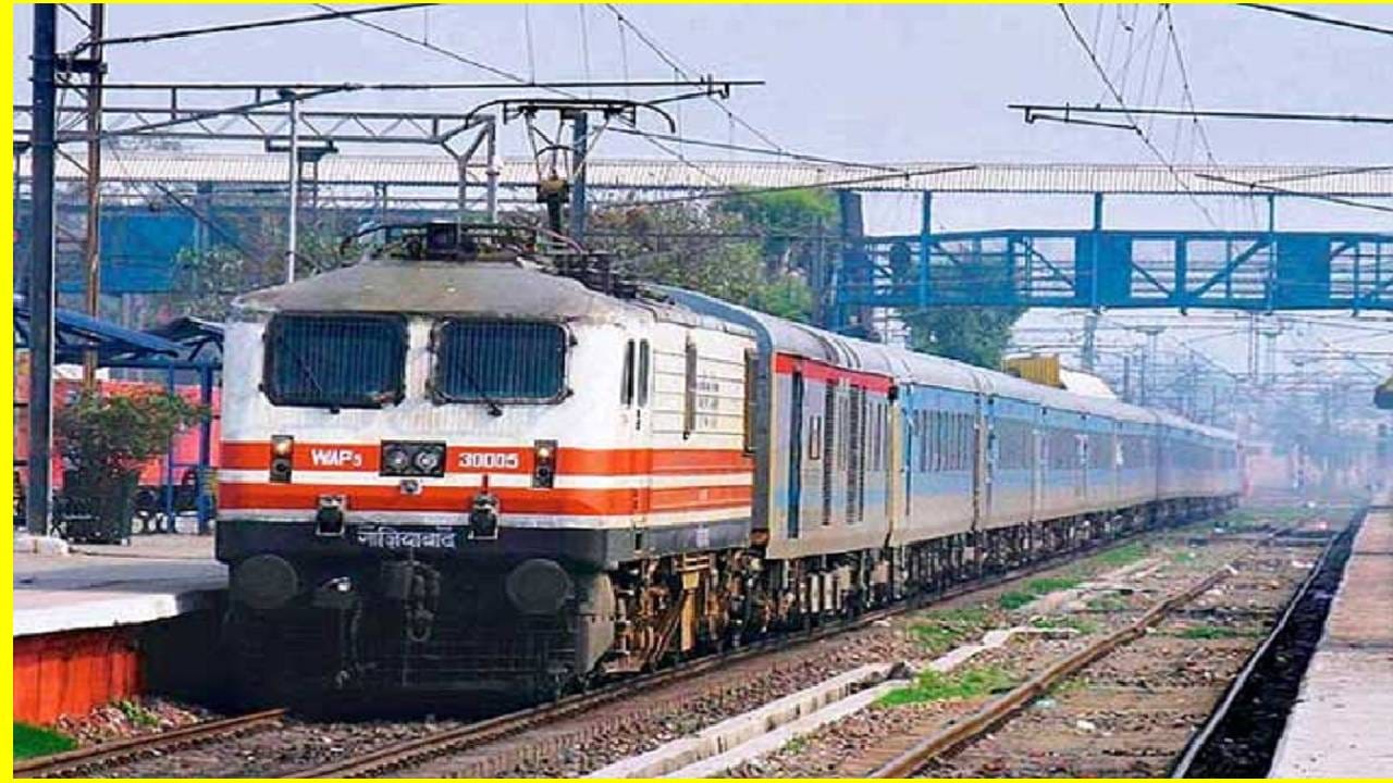 रेल्वे अनेकदा ताशी 100 ते 150 किमी वेगाने धावते. या जोरदार वेगाने रेल्वे रुळावरील दगड आणि इतर घटक धडाधड उडतात. पडलेले दगड अथवा बारीक खडी ही उडून काचेवर आदळू नये, लोको पायलटला दुखापत होऊ नये यासाठी विंडशील्डवर लोखंडी जाळी बसवण्यात येते. 