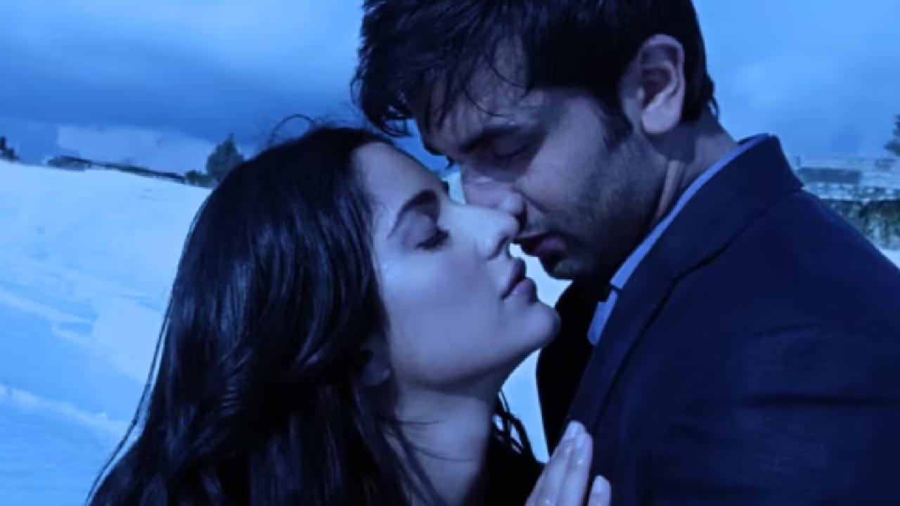 चित्रपटातील ‘तेरा होने लगा हूँ’, ‘आ जाओ मेरी तमन्ना’, ‘प्रेम की नैया’ यांसारखी गाणीही लोकप्रिय ठरली. मात्र ‘तू जाने ना’ हे गाणे सर्वाधिक गाजले. या गाण्यात एकतर्फी आणि अपूर्ण प्रेमाची भावना अत्यंत सुंदरपणे मांडण्यात आली आहे.