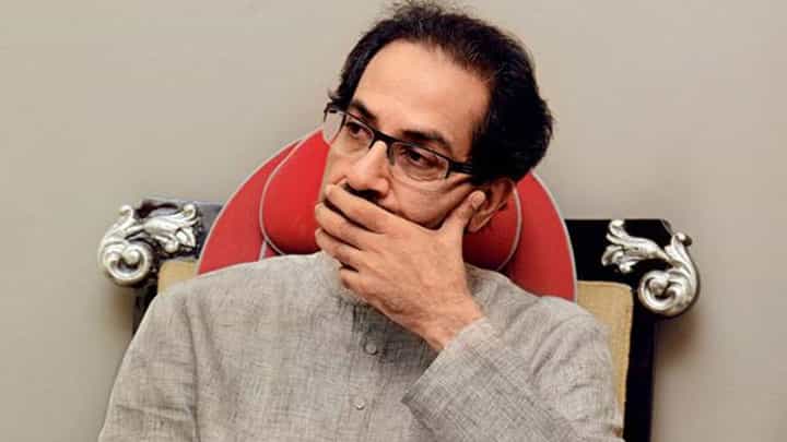 उद्धव ठाकरेंच्या बाजूला बसलेलेही त्यांनी फसवतायेत? बड्या नेत्याच्या विधानाने खळबळ उद्धव ठाकरेंच्या बाजूला बसलेलेही त्यांनी फसवतायेत? बड्या नेत्याच्या विधानाने खळबळ