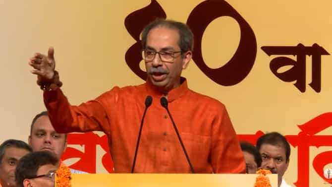 मोठी बातमी! शिवसेनेच्या मेळाव्यात उद्धव ठाकरे भावुक, मागितली थेट माफी, म्हणाले मी...