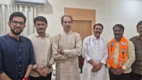 ओमराजेंना घरातच धक्का, कुटुंबातील मोठ्या व्यक्तीने घेतली ठाकरेंची भेट.