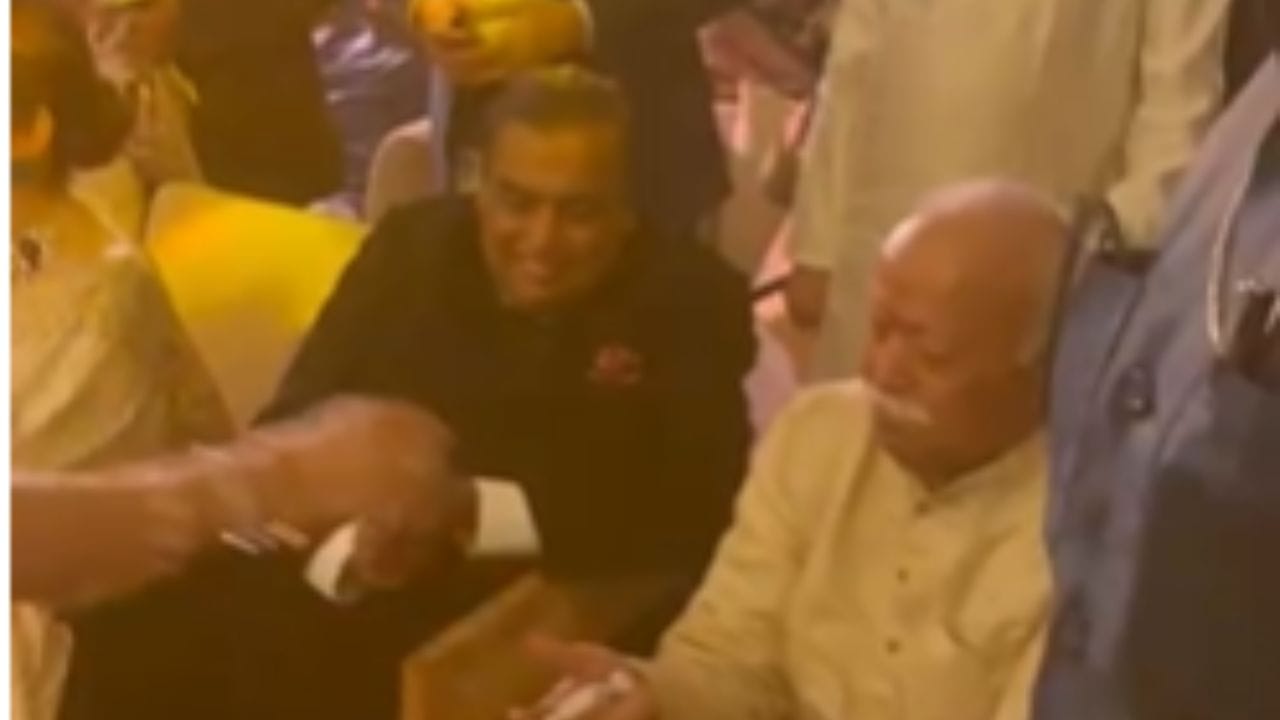 शायना एनसी, खासदार डी राजा, दिग्विजय सिंग, शशिकांत शिंदे, राजेश टोपे, सुशील कुमार शिंदे,  प्रणिती शिंदे, निशिकांत दुबे, जय पवार, धीरज देशमुख,  बासुरी स्वराज, अमोल कोल्हे, पूर्वा वळसे पाटील, अनुराग ठाकूर हे नेते लग्नासाठी हजर होते. 